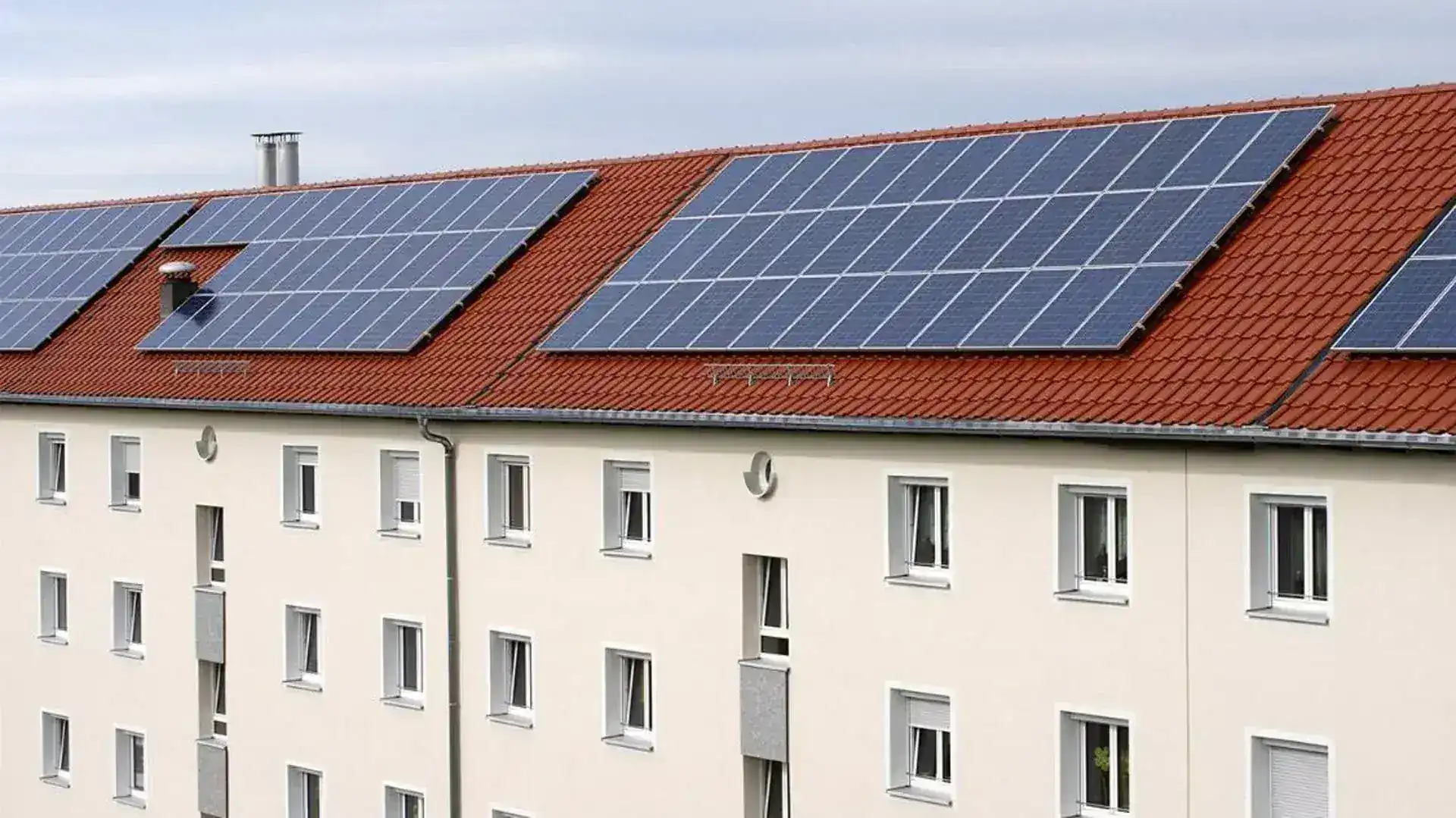 Modernes Mehrfamilienhaus mit Solaranlage auf dem Dach - Ticon Energy Wohnungswirtschaft & WEGs