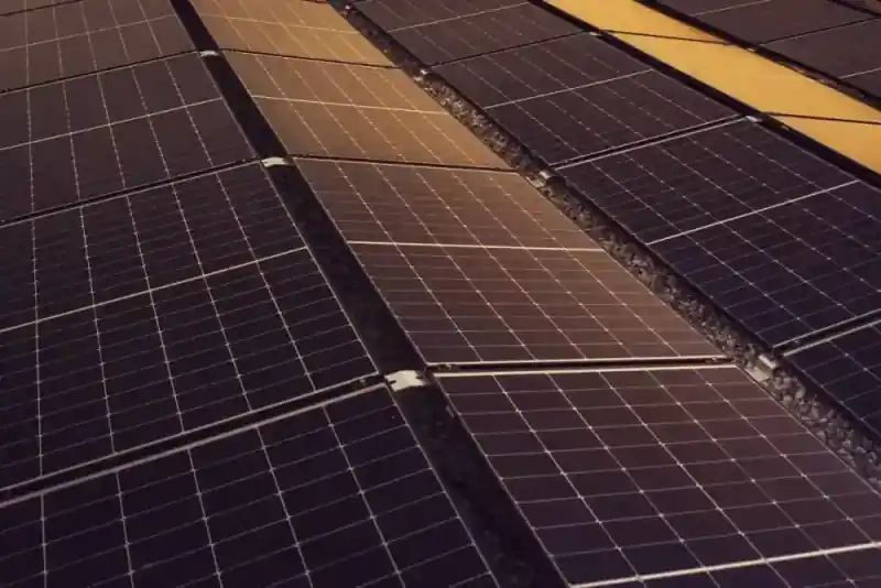 Solaranlage und Photovoltaikanlage auf einem Hausdach in Berlin