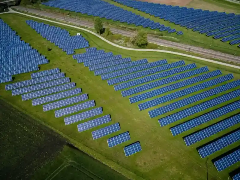 Großprojekt mit Ladeinfrastruktur für Elektroautos und Photovoltaik-Anlage