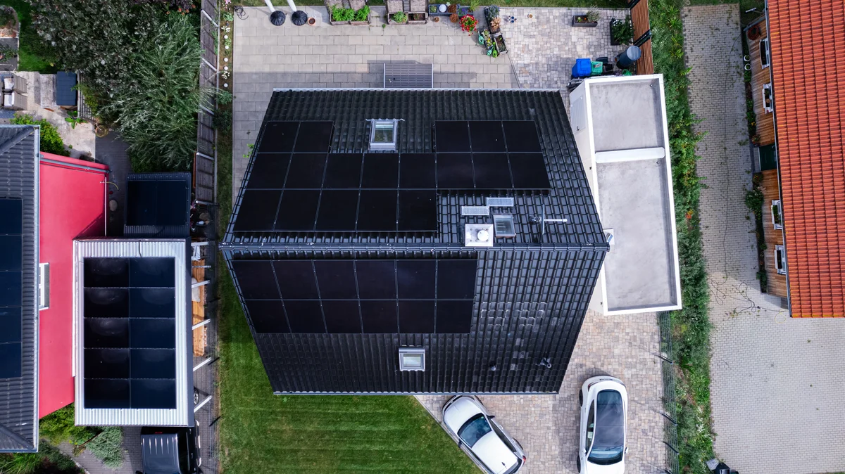 Drohnenaufnahme Wohnhaus mit All-Black PV-Anlage in Potsdam