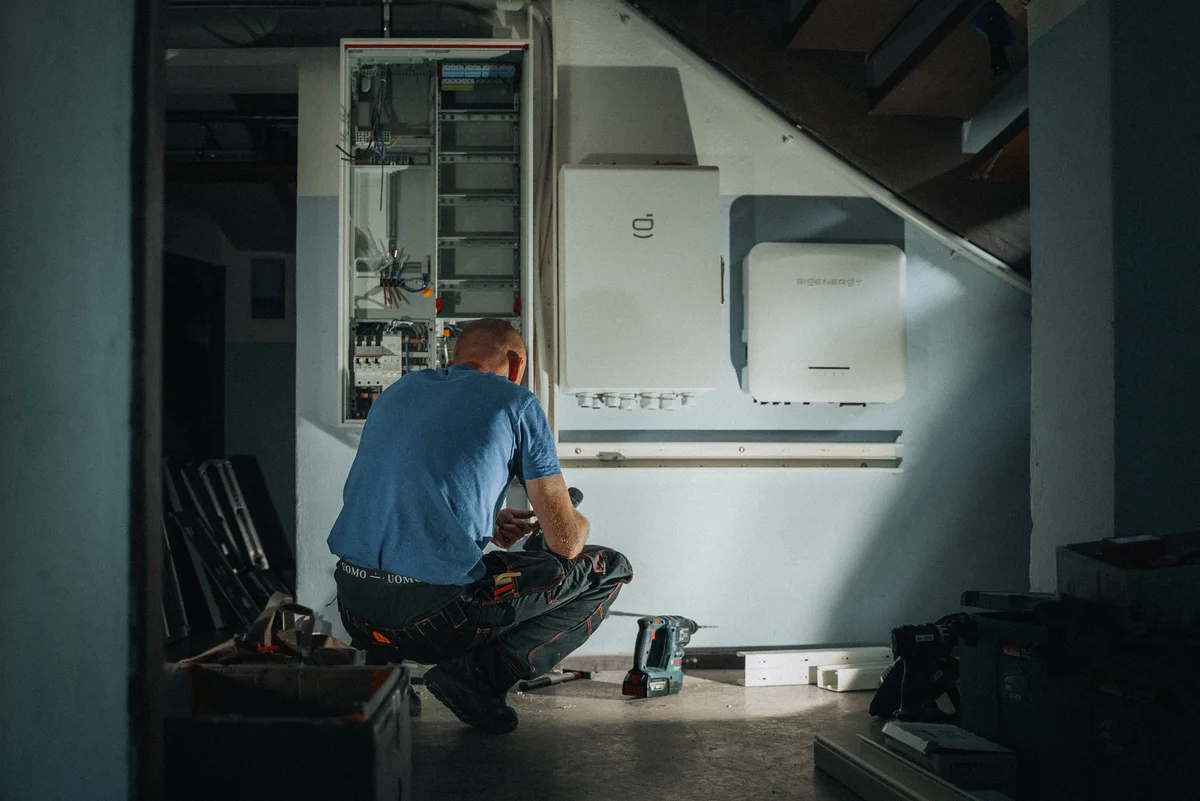 TICON Meisterbetrieb: Elektriker verdrahtet Zählerschrank mit Sigenergy Gateway im Keller
