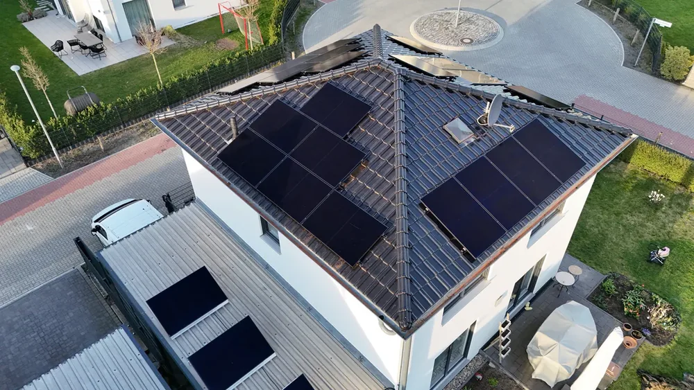 Schwarze Photovoltaikanlage auf Dach in Berlin