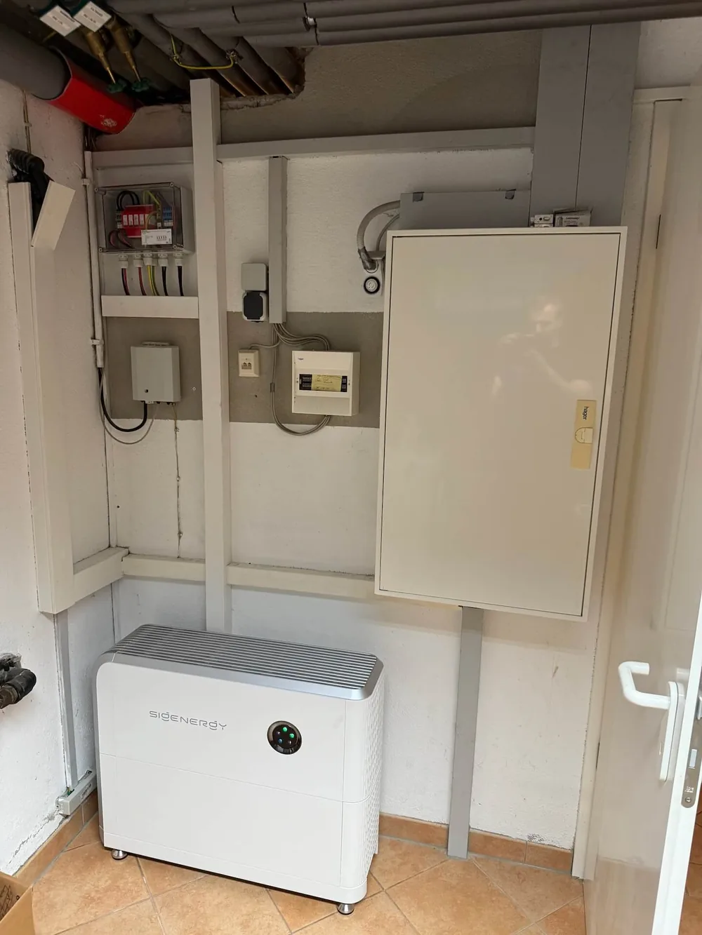 Sigenergy SigenStor 5-in-1 Speicherturm mit Display und Wechselrichter