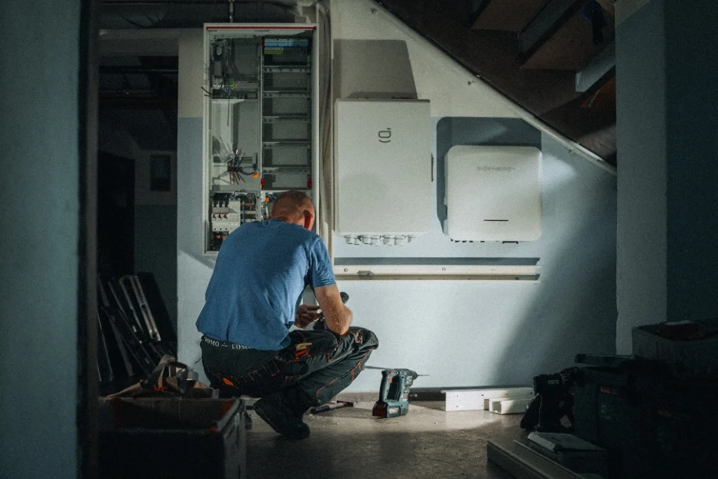 TICON Elektromeister installiert Zählerschrank und Sigenergy Speicher im Technikraum