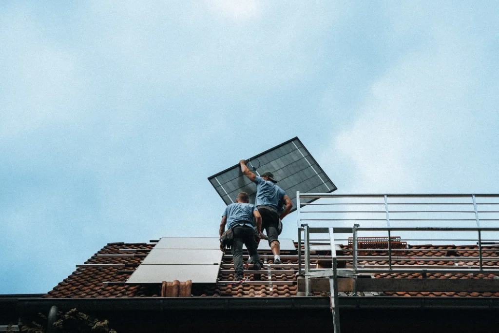 TICON Solarteure und Dachdecker bei der sturmsicheren PV-Montage