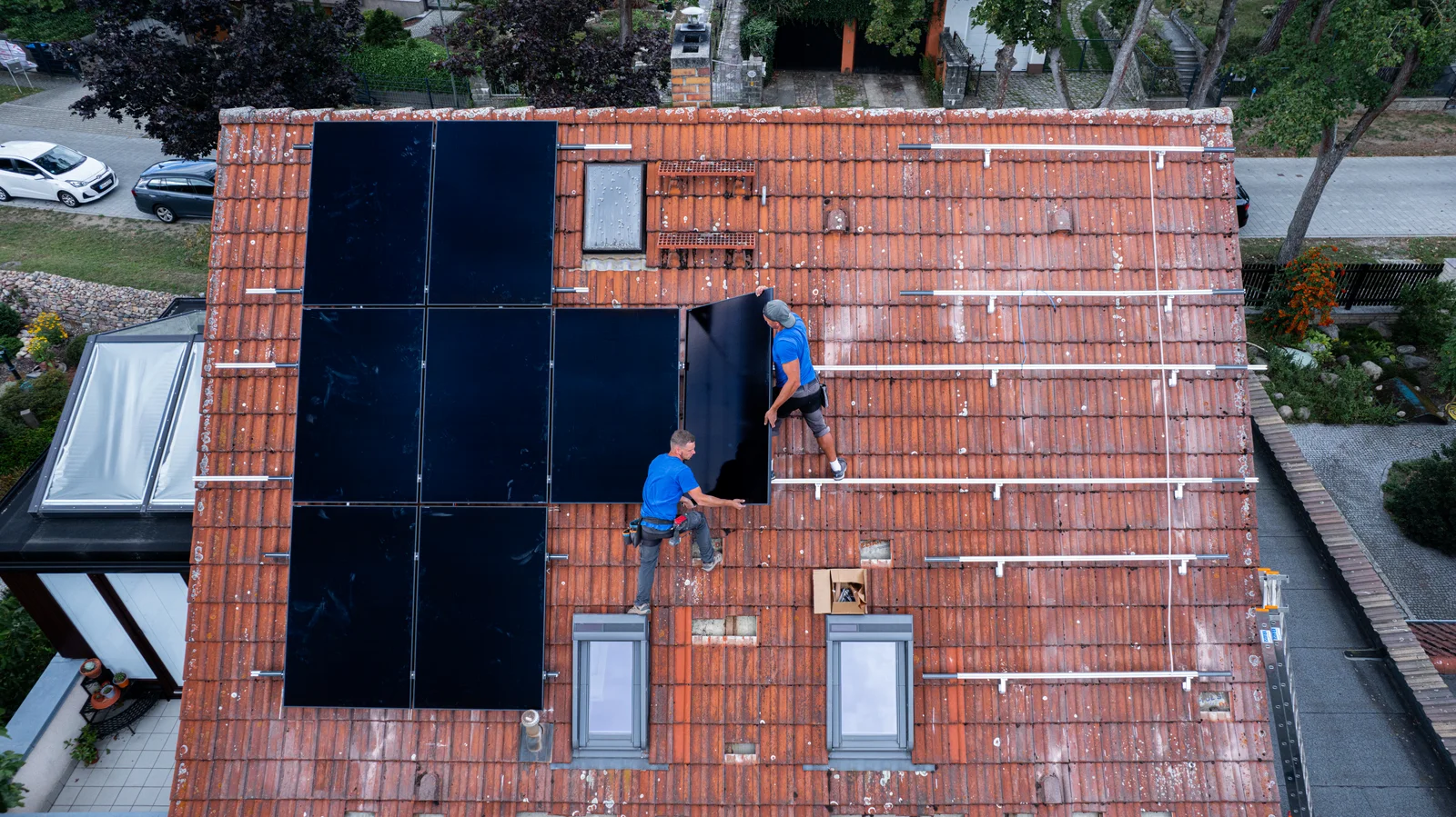 Drohnen-Draufsicht auf eine vollständige Solarmodulbelegung auf einem Ziegeldach