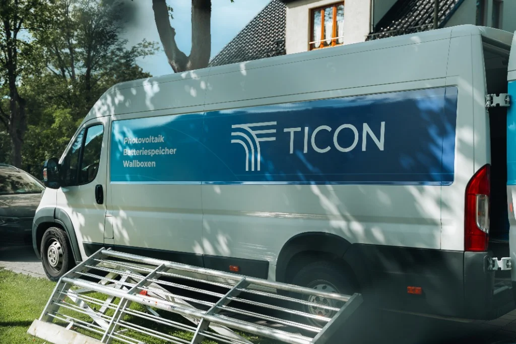 TICON Servicefahrzeug mit robuster Laderampe für sicheren Speichertransport