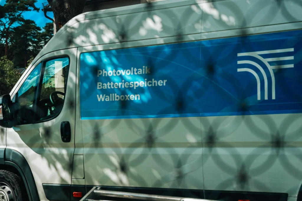 TICON Transporter Seitenansicht mit Logo und Beschriftung